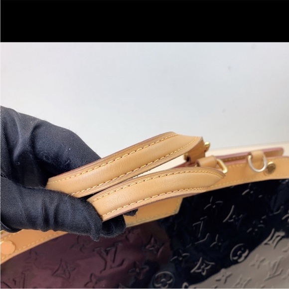 LOUIS VUITTON / Black Vernis MM
(AUTHENTIC) - Picture 9 of 15